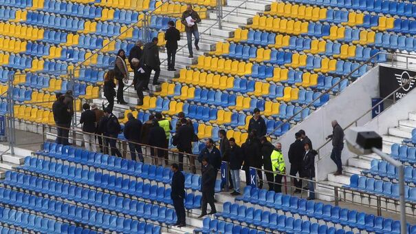 Bancada do Estádio António Coimbra da Mota passada a pente fino