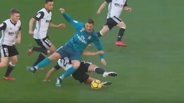 Ronaldo foi 'ceifado' e não perdoou na hora de marcar o penálti