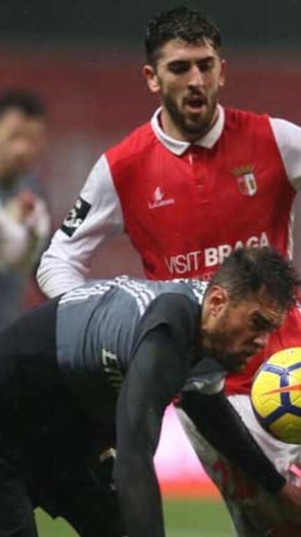 Benfica vence o Braga e se mantém vivo no Português