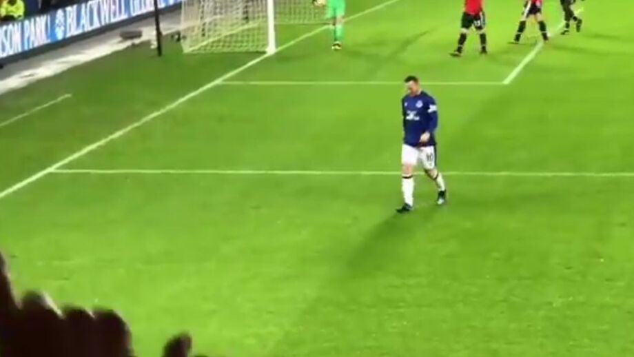 Esta é para quem acreditou que os adeptos do United vaiaram Rooney