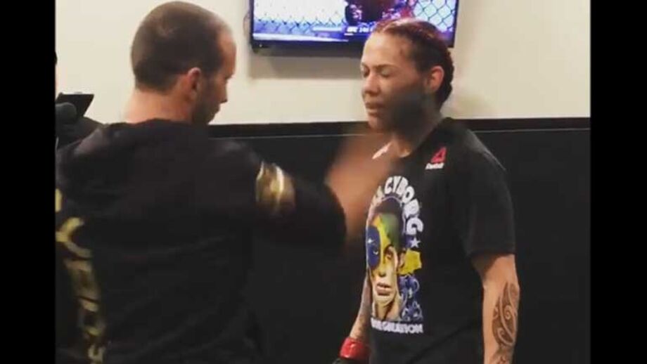 Treinador dá bofetada a Cris Cyborg