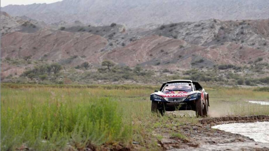 Sainz perde 16 minutos, mas continua a liderar destacado