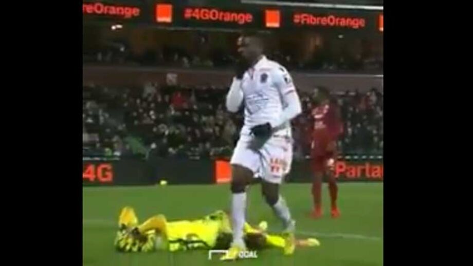 Balotelli falha penálti, marca na recarga e... manda calar adeptos