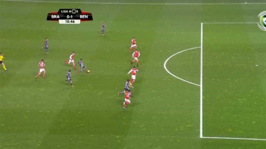 <strong>JORGE FAUSTINO - Legal (CERTO)</strong><br /><br />Cervi desmarca Salvio para o primeiro golo do Benfica. No momento do passe, Jefferson coloca o camisola 18 das águias em posição legal. Decisão correta do assistente em deixar seguir a jogada<br /><br /><strong>MARCO FERREIRA - Em jogo (CERTO)<br /><br /></strong>Boa decisão no lance do primeiro golo do Benfica. Salvio está atrás da linha defensiva do Sp. Braga no momento do passe do Cervi. Boa decisão do árbitro assistente.