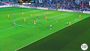 <strong>Jorge Faustino (certo) </strong><br /><br /><strong>nem um, nem outro.</strong> Nenhum dos ‘suspeitos’ está em fora-de-jogo. Boa decisão do árbitro assistente, pois num primeiro momento Soares não está em posição irregular, tal como Marega, posteriormente, também não se encontra em fora-de-jogo<br /><br /><strong>Marco Ferreira (certo)</strong><br /><br /><strong>tudo legal.</strong> Boa decisão. Soares estava atrás da linha defensiva adversária na altura do passe do colega acabando depois por fazer o cruzamento para Marega também em posição legal fazer o golo