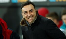 Swansea de Carlos Carvalhal garante lugar nos 'quartos' da Taça