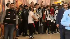 Euforia na chegada dos campe&otilde;es europeus a Portugal