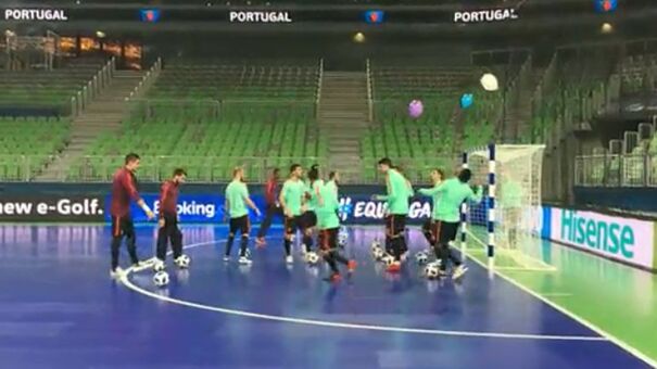 Seleção de futsal preparou final com balões à mistura