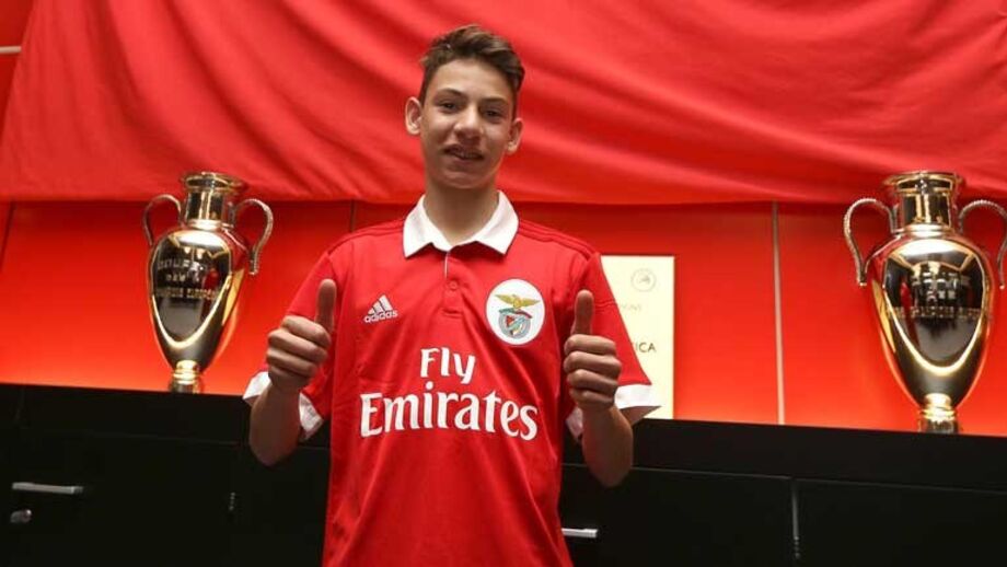 Francisco Domingues assina contrato de formação