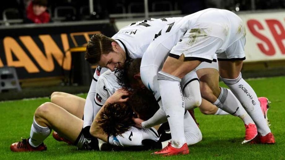 Swansea despacha Notts County com goleada por 8-1