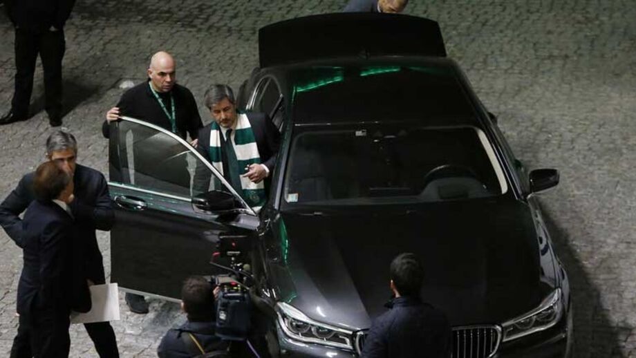 Bruno de Carvalho saiu do pavilhão de cachecol nos ombros