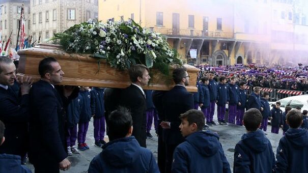 O silêncio e a dor de milhares no último adeus a Astori