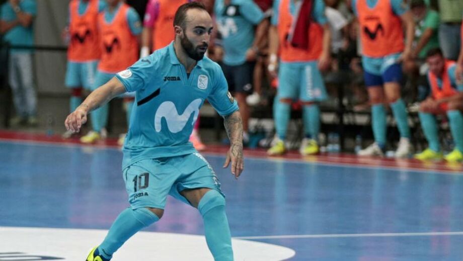 Ricardinho homenageia roupeiro falecido