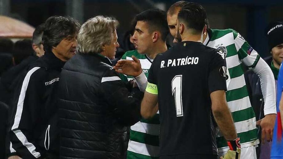 Jorge Jesus 'passou-se' com Battaglia e só o árbitro pôs 'paninhos quentes'