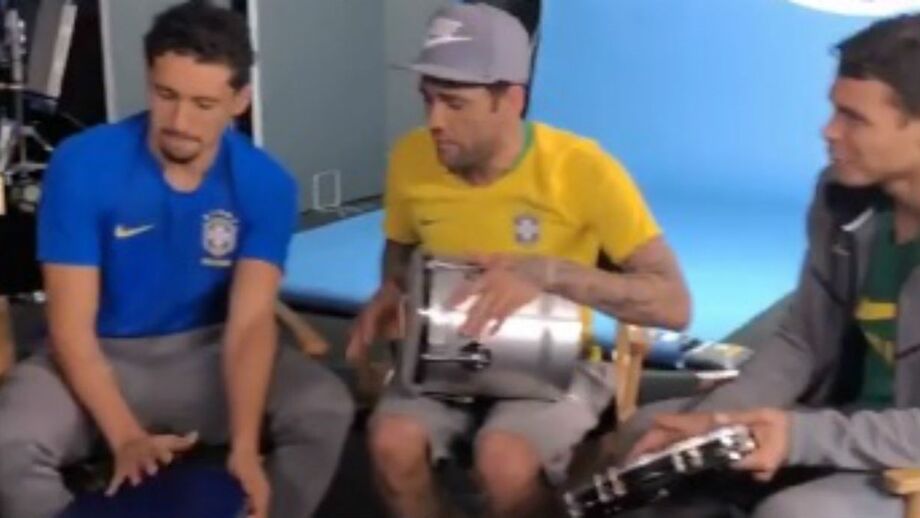 Na seleção brasileira há samba, pagode, livros e boa onda