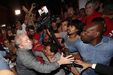 Manifestantes impedem saída de Lula da Silva