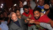 Manifestantes impedem saída de Lula da Silva