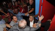 Manifestantes impedem saída de Lula da Silva