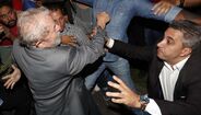 Manifestantes impedem saída de Lula da Silva