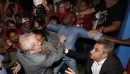 Manifestantes impedem saída de Lula da Silva