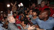 Manifestantes impedem saída de Lula da Silva