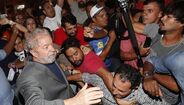 Manifestantes impedem saída de Lula da Silva