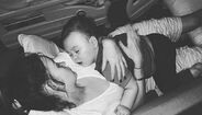 Bebé Alfie com a mãe