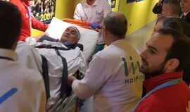 Treinador do Besiktas levado de maca para hospital após ser atingido por adeptos do Fenerbahçe