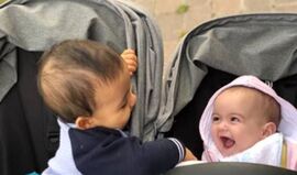 Georgina derretida com momento de ternura dos bebés