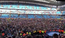 Adeptos do Man. City invadem relvado para celebrar conquista da Premier League