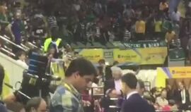 Vídeo Record: Bruno de Carvalho nas bancadas do pavilhão em Saragoça