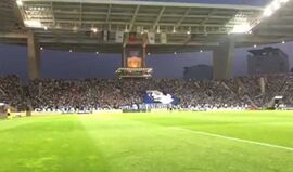 E aos 36 minutos, o Dragão prestou esta homenagem a Pinto da Costa