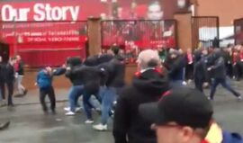 Imagens chocantes: violência antes do Liverpool-Roma deixa adepto em estado crítico