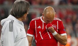 O desalento de Robben ao lesionar-se logo no início do jogo do Bayern com o Real Madrid
