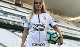 Jogadoras do Corinthians em campo com mensagens machistas nas camisolas
