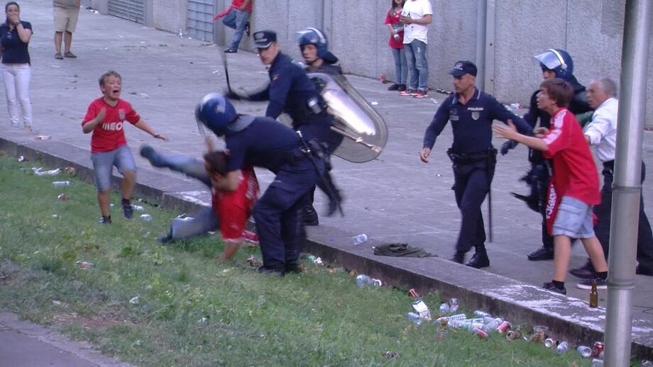 PSP que agrediu adeptos do Benfica em Guimarães diz que agiu