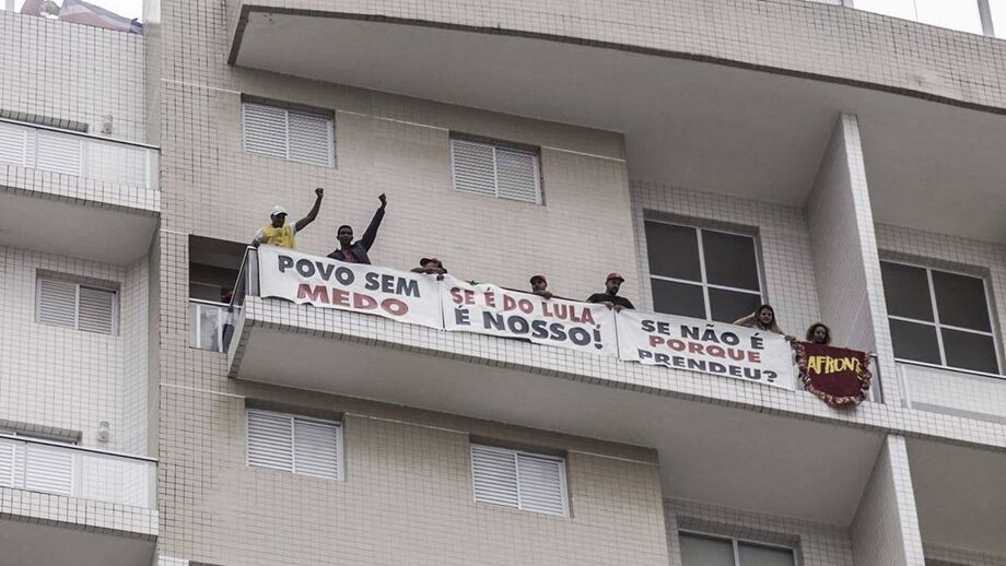 Movimento dos Sem Teto ocupa triplex que levou à prisão de Lula