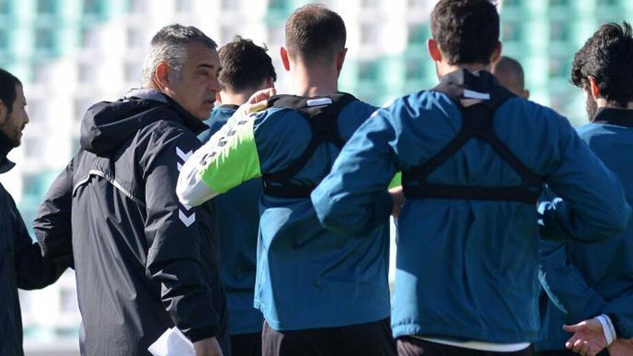 Emrah Bassan e Rafinha na convocatória para defrontar o FC Porto