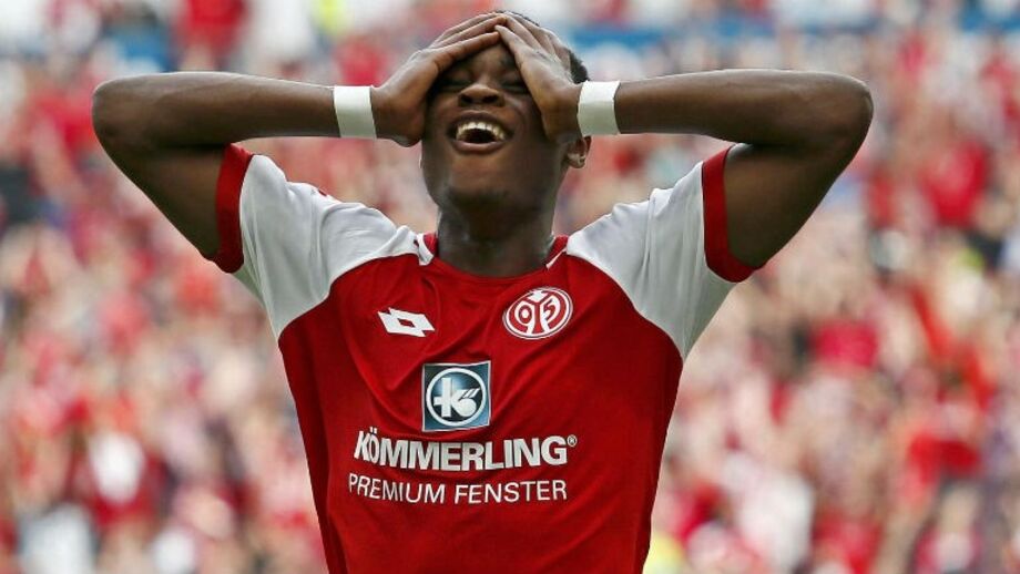 Apanhado à pressa numa bomba de gasolina e acaba por ser herói em jogo da Bundesliga