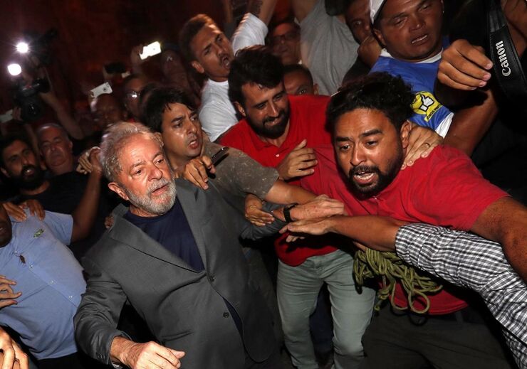Manifestantes impedem saída de Lula da Silva