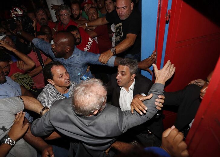 Manifestantes impedem saída de Lula da Silva