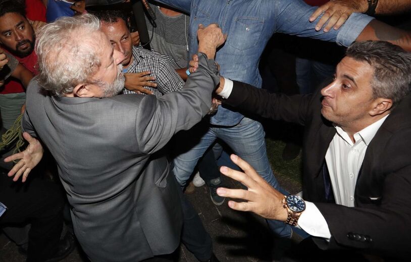 Manifestantes impedem saída de Lula da Silva