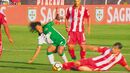 <strong>Jorge Faustino - De sola (CERTO)</strong><br /><br />
<div>Vítor Gomes entrou em tackle e, apesar de também jogar a bola, acertou com a sola da bota na perna de Gelson Martins com algum perigo para a integridade física do extremo. Bem na falta e no amarelo<br /><br /><strong>Marco Ferreira - Amarelo (CERTO)</strong><br /><br />Infração de Vítor Gomes sobre Gelson Martins. O jogador do Aves entra em tackle com algum perigo para o adversário. Livre direto e cartão amarelo bem exibido </div>