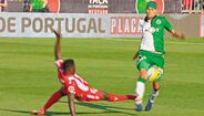 <strong>Jorge Faustino - Negligente (CERTO)</strong><br /><br />
<div>Carlos Ponck, na tentativa de jogar a bola, chegou atrasado e, apenas, acertou com a sola da bola na canela de Bas Dost. Falta negligente bem assinalada e cartão amarelo por comportamento antidesportivo <br /><br /><strong>Marco Ferreira - Amarelo (CERTO)</strong><br /><br />Infração de Ponck sobre Bas Dost. O defesa chega tarde à bola e atinge de forma negligente o adversário. Livre direto e cartão amarelo bem exibido </div>