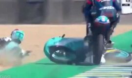 Kornfeil e o 'milagre' na corrida de Moto3: passou por cima de moto e continuou em prova