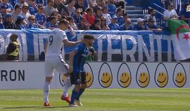 Ibrahimovic foi pisado, 'passou-se' e... deu uma chapada no adversário