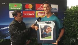 Ronaldo viu algo que não lhe agradou nesta caricatura...