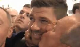 Steven Gerrard só queria ir para Kiev, mas os adeptos do Liverpool não brincam em serviço