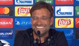 Klopp brinca com voz de jornalista e toda a sala de imprensa desatou a rir