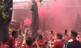 Adeptos do Liverpool pintam Kiev de vermelho